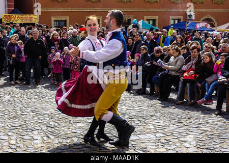 Polka dance République tchèque, danseurs folkloriques tchèques, danse folklorique tchèque spectacle Banque D'Images