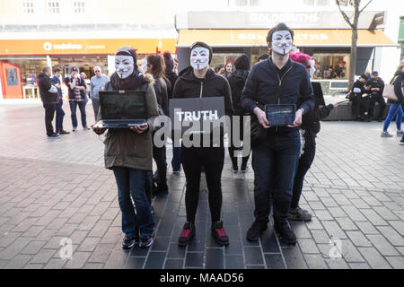 La démonstration,sur,la rue de l'Église,PAR,,militants pour les sans-voix anonyme,contre,une usine, une ferme,production,Liverpool, Angleterre,English,UK,Royaume-Uni, Grande-Bretagne, Banque D'Images