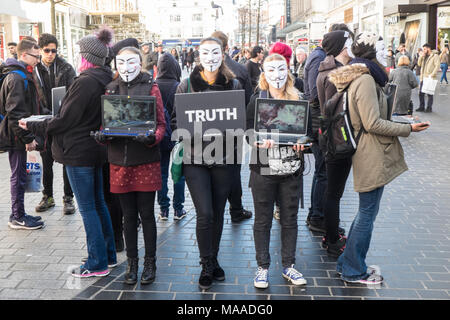 La démonstration,sur,la rue de l'Église,PAR,,militants pour les sans-voix anonyme,contre,une usine, une ferme,production,Liverpool, Angleterre,English,UK,Royaume-Uni, Grande-Bretagne, Banque D'Images