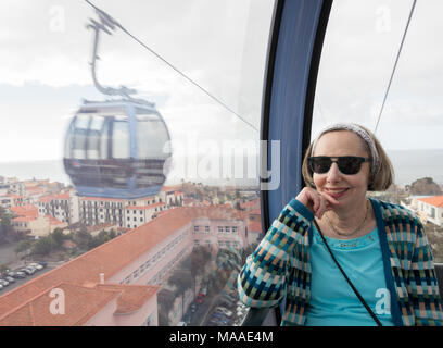 Senior woman riding dans cable car sur Funchal Banque D'Images