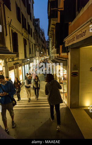 La lueur du soir et un ciel bleu fading light the way du premier plan à la distance pour se promener les touristes, Venise, Italie. Banque D'Images