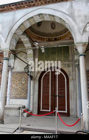 Vue extérieure, d'un angle faible, montrant le style Ottoman, arqué et portique d'entrée voûté, avec des colonnes corinthiennes, multi-couleur carrelage, banc, et de grandes fenêtres cintrées portes menant à l'Aya Irini (Sainte-irène), un ancien de l'église orthodoxe grecque, aujourd'hui utilisé comme musée et concert hall, situé dans la cour extérieure du Palais de Topkapi à Istanbul, Turquie, le 16 novembre 2017. () Banque D'Images