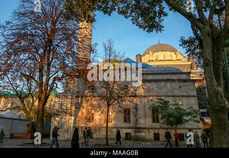 Les gens qui marchent sur le Beyazand# 305;t place en face de la mosquée de Beyazit, Istanbul, Turquie, le 25 novembre 2017. () Banque D'Images