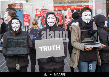 La démonstration,sur,la rue de l'Église,PAR,,militants pour les sans-voix anonyme,contre,une usine, une ferme,production,Liverpool, Angleterre,English,UK,Royaume-Uni, Grande-Bretagne, Banque D'Images