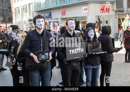 La démonstration,sur,la rue de l'Église,PAR,,militants pour les sans-voix anonyme,contre,une usine, une ferme,production,Liverpool, Angleterre,English,UK,Royaume-Uni, Grande-Bretagne, Banque D'Images