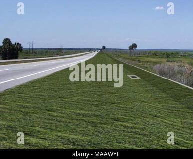 . Effets potentiels de mortalité routière et la fragmentation de l'habitat sur une population de tortues peintes dans le Montana . du projet non liées à la faune de l'atténuation, y compris la reconstruction de l'épaule, de la pente et du drainage des modifications, et une promenade pour les personnes s'arrêtant pour voir la faune de la préserver a été inclus. Une préoccupation dans l'emplacement de la barrière a été que les véhicules pourraient aller sur le mur de lèvres, rendant plus difficile l'intervention d'urgence ainsi que les véhicules sont plus difficiles à voir sur la route. Dans inclinée et large de zones réduit cette préoccupation (USDA Forest Service Site web www.w Banque D'Images