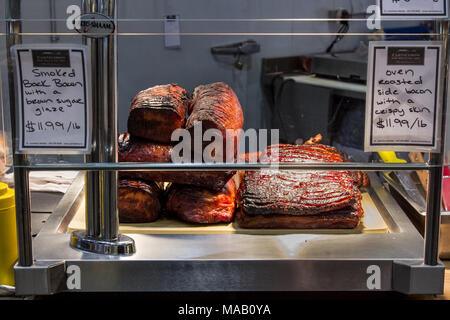 TORONTO, CANADA - LE 21 DÉCEMBRE 2016 : Canadian Bacon, également connu sous le peameal, à la vente, grillé et cuit, sur un magasin à St Lawrence Market, le centre-ville de Banque D'Images