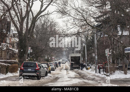 TORONTO, CANADA - LE 21 DÉCEMBRE 2016:rue de banlieue nord-américaine typique de la banlieue de Toronto, Ontario, au cours d'un après-midi neigeux, voitures garées n Banque D'Images