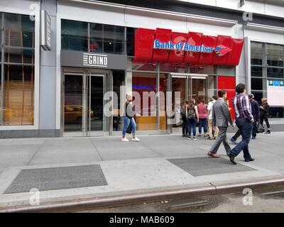 Les gens passent devant la banque de l'Amérique du nord près de Penn Station à Times Square, New York City, New York, le 15 septembre 2017. () Banque D'Images