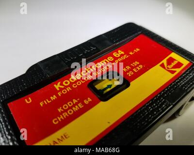 Close-up de film Kodak 126 contenant la cartouche de film Kodachrome 64, une inversion de couleur classique film dia, utilisé dans les années 1960 et 1970, l'ère des caméras Instamatic 22 Février, 2018. () Banque D'Images