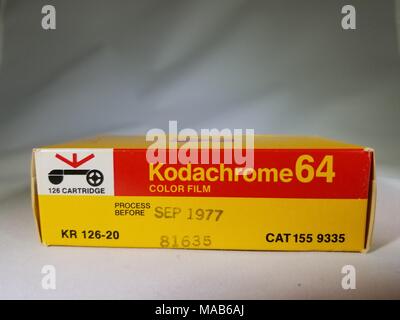 Close-up de Kodak Kodachrome 64 Faites glisser la cartouche de film, avec date d'expiration indiquant septembre 1977, un classique film dia dans le format 126, utilisé avec les appareils photo Kodak Instamatic, Février 22, 2018. () Banque D'Images