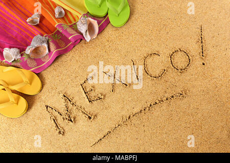 Mexique fond de plage avec une serviette et des tongs. Banque D'Images