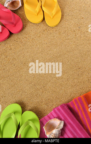 Fond de plage avec une serviette et des tongs. L'espace pour copier. Banque D'Images