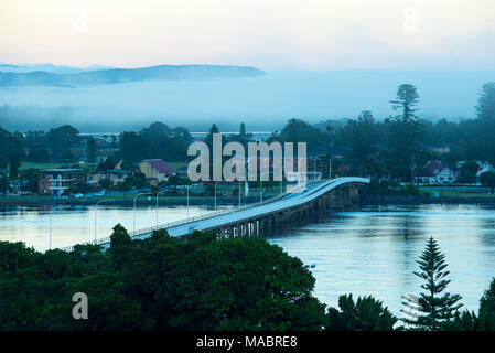 Achevée en 1959, c'est le pont Forster-Tuncurry qui s'étend entre les deux villes du même nom. Forster-Tuncurry est sur le littoral. Banque D'Images