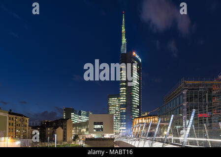 Milan, Italie - 17 Février 2017 : Piazza Gae Aulenti en soirée, avec la plus haute tour de l'Italie, siège de l'offices d'Unicredit Banque D'Images