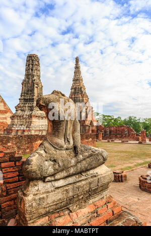 Les broken statues de Bouddha sur l'ancien mur de briques en Wat Chaiwatthanaram temple bouddhiste dans la ville d'Ayutthaya Historical Park à Ayutthaya, Thaïlande Banque D'Images