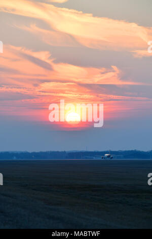 Compagnie aérienne, Piste, accélérer, ascenseur, de vitesse, Vue, Vue, avion, soleil, coucher de soleil, lever du soleil, crépuscule, nuit, prendre de, démarrer, Rouleau, Munich, l'aéroport, le MUC Banque D'Images