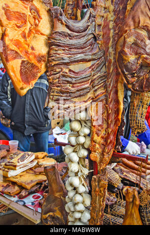 La vente de rue et dégustation de saucisses exposés, de jambon et de bacon. Banque D'Images