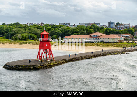 Le troupeau phare rouge épi à South Shields, Tyne, Port d'expédition protège de la rivière Tyne, England, UK Banque D'Images