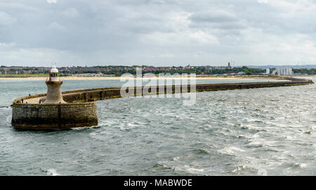 Le phare sur la jetée nord de la Tyne South Shields, en Angleterre. Banque D'Images