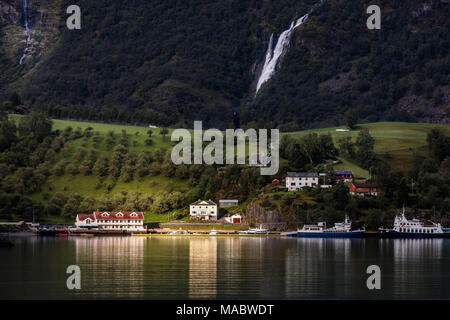 Petit village et port de ferry près de Flam sur le fjord d'Aurlandsfjorden, Norvège. Pris d'un bateau de croisière. Banque D'Images