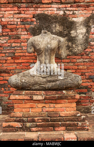 Les broken statues de Bouddha sur l'ancien mur de briques en Wat Chaiwatthanaram temple bouddhiste dans la ville d'Ayutthaya Historical Park à Ayutthaya, Thaïlande Banque D'Images