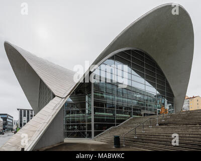 Bibliothèque publique et d'Archive, Tromso, Troms, Norvège. Le toit est conçu pour l'acheminement en toute sécurité de la fonte des neiges. Banque D'Images