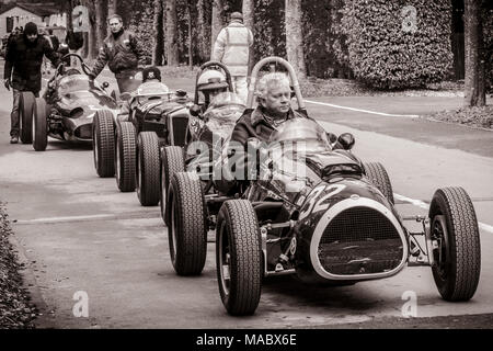 Guy Plante dans sa Cooper-Bristol 1953 Mk2 T23 mène le trophée venus par l'Hawthorne paddock, Goodwood 76e réunion des membres, Sussex, UK. Banque D'Images