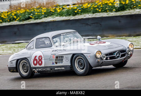 1955 Mercedes-Benz 300SL Gullwing' 'avec chauffeur David Coulthard pendant la coupe de Salvadori à Goodwood 76e réunion des membres, Sussex, UK. Banque D'Images