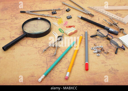 La science et de l'éducation - Bureau de l'arrière-plan des objets scientifique Banque D'Images