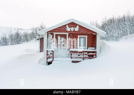 Chalet couvert de neige dans un village sami en Laponie suédoise Banque D'Images