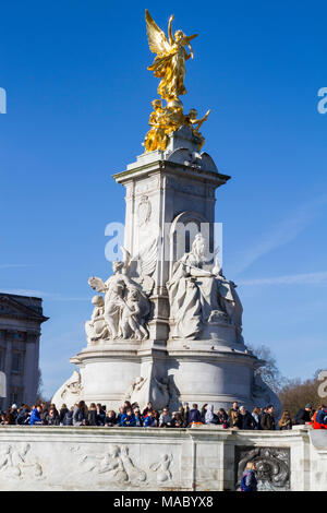 Foule, les touristes se sont réunis au Monument de la reine Victoria, statue à l'extérieur de Buckingham Palace, Londres UK London mall mall haut statue royals britannique la Grande-Bretagne Banque D'Images