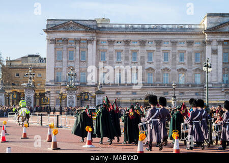 La foule rassemblée à regarder les Queens Guard, Garde royale dans leurs uniformes d'hiver défilé relève de la garde à Buckingham Palace, Londres UK british Banque D'Images