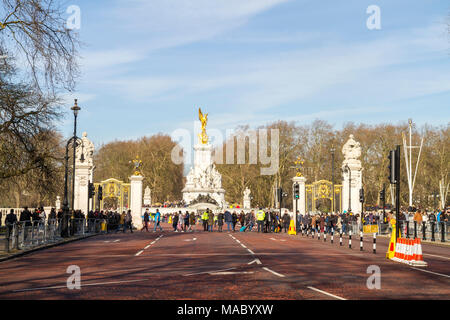 Foule, les touristes se sont réunis au Monument de la reine Victoria, statue à l'extérieur de Buckingham Palace, Vue du centre commercial Mall London UK Banque D'Images