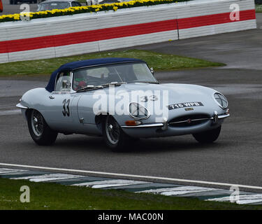 Le circuit de Goodwood Motor, Goodwood, Chichester, West Sussex, Angleterre, le 17 mars 2018, 18 mars 2018, Jon Minshaw, Phil Keen, Jaguar E-Type des gagnants Banque D'Images