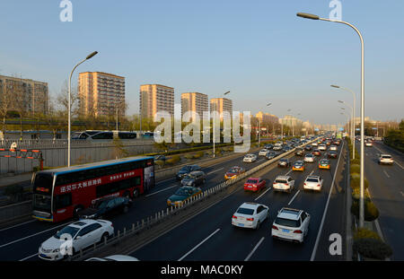 Le trafic important sur le deuxième périphérique à Beijing Andingmen à la fin un dimanche de mars 2018 Banque D'Images