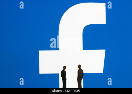 Logo de Facebook avec des modèles de personnes en premier plan Banque D'Images