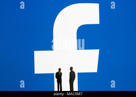 Logo de Facebook avec des modèles de personnes en premier plan Banque D'Images