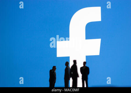 Logo de Facebook avec des modèles de personnes en premier plan Banque D'Images