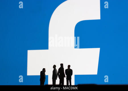 Logo de Facebook avec des modèles de personnes en premier plan Banque D'Images