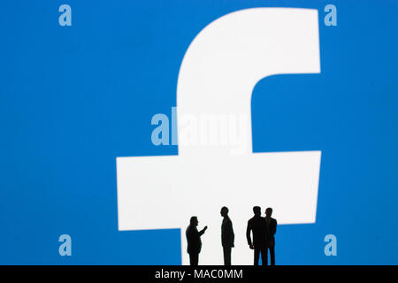 Logo de Facebook avec des modèles de personnes en premier plan Banque D'Images