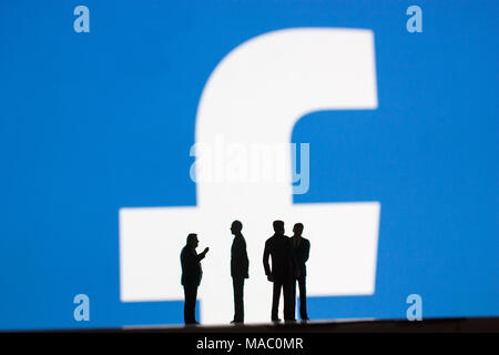 Logo de Facebook avec des modèles de personnes en premier plan Banque D'Images