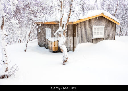 Chalet en bois dans la neige, la Suède Banque D'Images