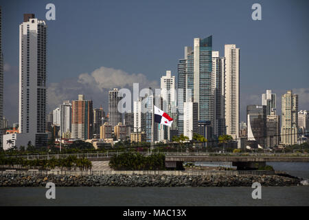 En face de la baie de Casco Vieja - la vieille ville de Panama - highrise des bureaux et des maisons se bousculent pour l'espace. Banque D'Images