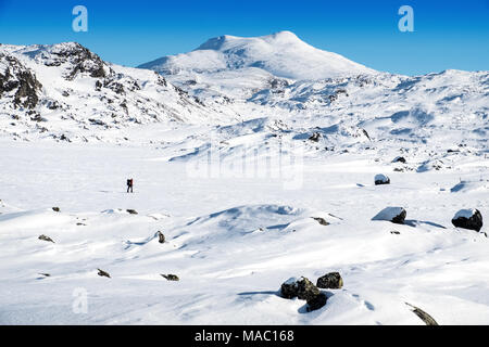 La fondeuse dans paysage d'hiver dans le nord de la suède avec les montagnes de Kebnekaise à distnace Banque D'Images