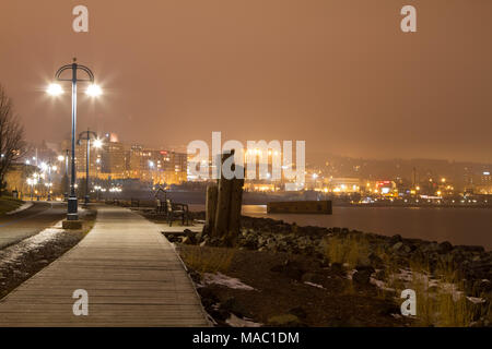 La nuit le long de la promenade de Duluth, Minnesota, USA Banque D'Images