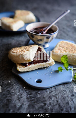 Irish Soda Farls - pain plat traditionnel Irlandais avec la confiture Banque D'Images