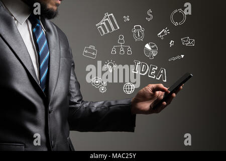 Businessman mains en utilisant smartphone Avec doodle business d'icônes. Concept de communication. Banque D'Images