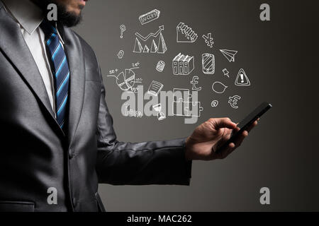 Businessman mains en utilisant smartphone Avec doodle business d'icônes. Concept de communication. Banque D'Images