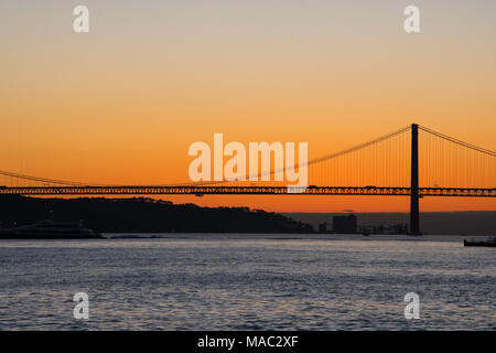 Vue du coucher de soleil du Tage (Rio Tajo) et 25 avril pont (Ponte 25 de Abril). Lisbonne, Portugal Banque D'Images